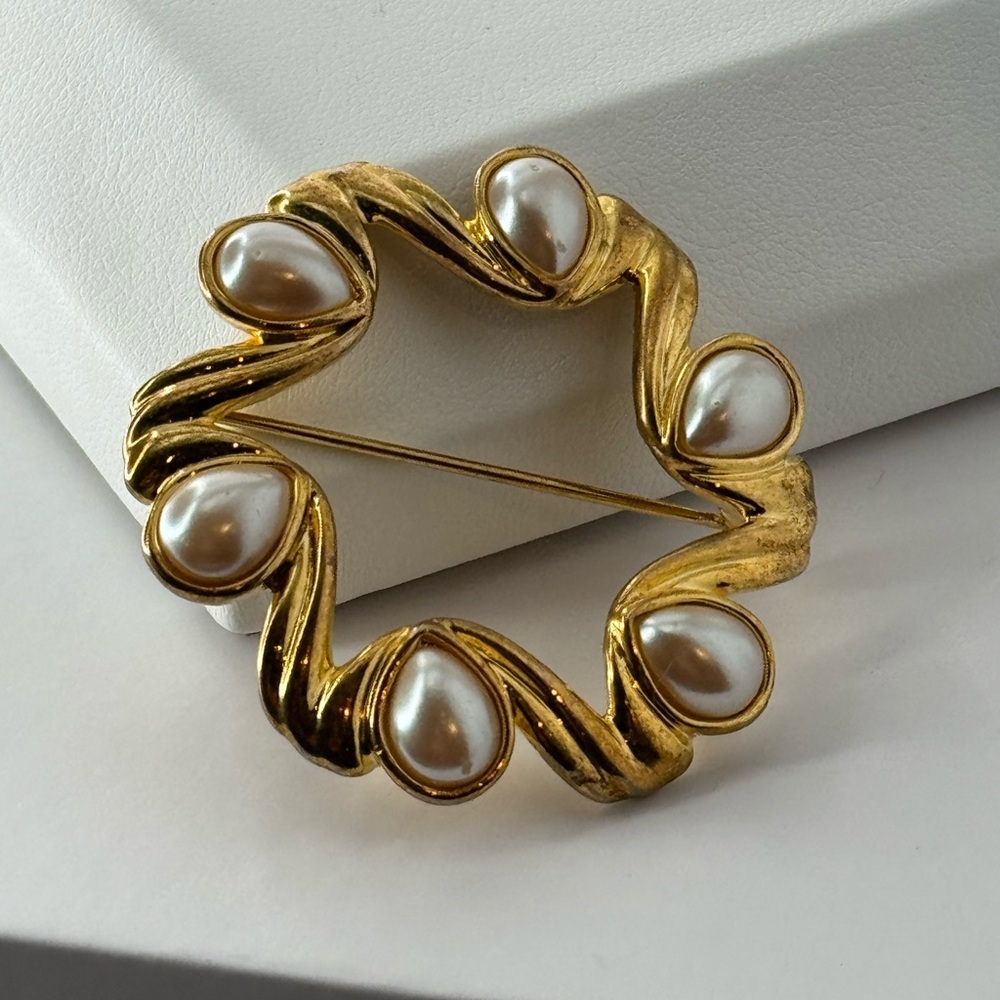 Vtg Monet gold-tone wreath brooch with faux pearls
